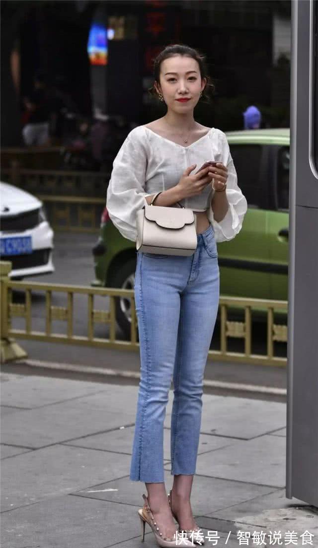 时尚 时尚的牛仔裤给人活力感，营造出立体瘦身效果！