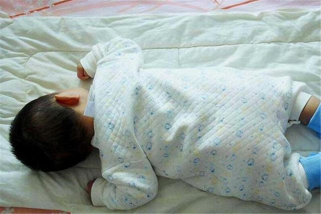 孩子|被宝宝“投降式”睡姿逗笑,绑都绑不住,网友全国统一姿势