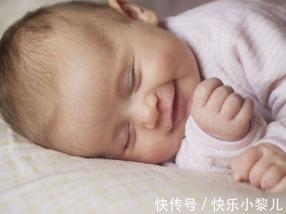 不适感|小婴儿对“吃手”情有独钟,家长需要制止吗?要根据情况来判断