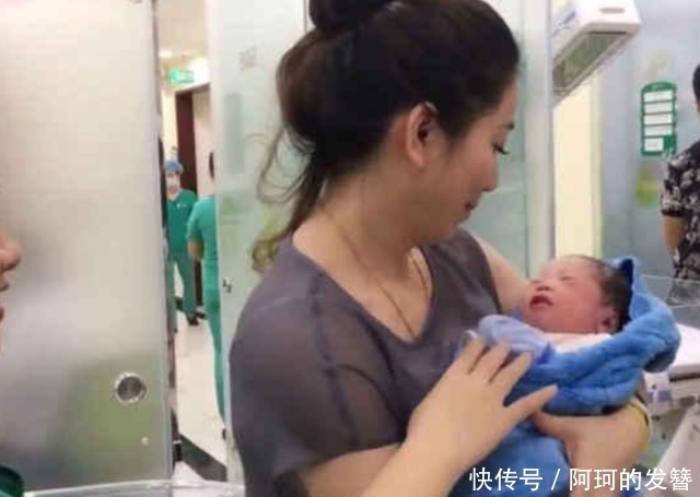 产房|“别看我,看娃”,年轻外婆产房被围观,路人:才生完就溜达了?