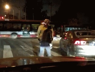 |搞笑GIF：女人就像是一把沙子 不管你怎么抓都会漏的