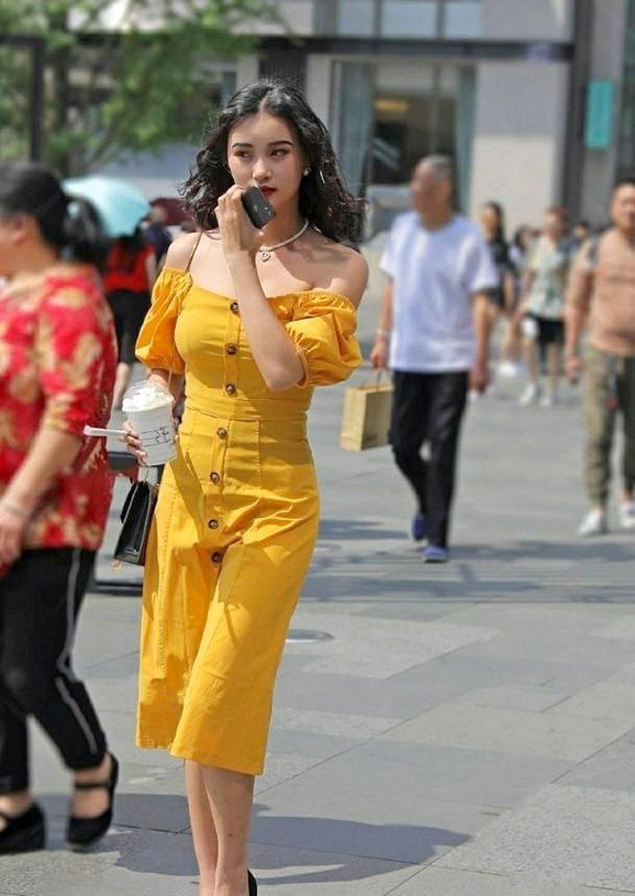 连衣裙 黄色修身连衣裙搭配高跟鞋,炫酷十足
