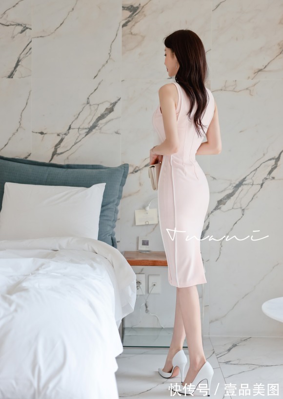 孙允珠|女神孙允珠时尚搭配:砂糖蜜雪月桂淡粉修身及膝裙