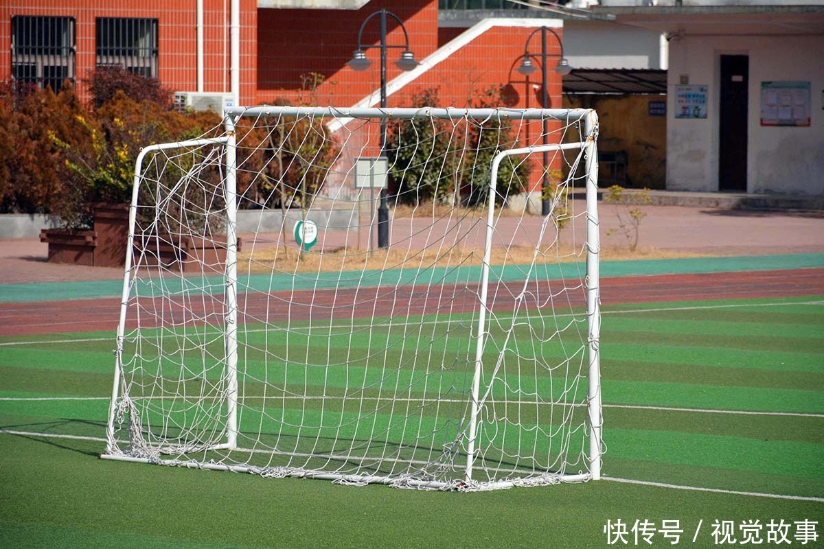 山区小学墙上挂大学校训,很多外乡小孩前来就读,看看啥情况