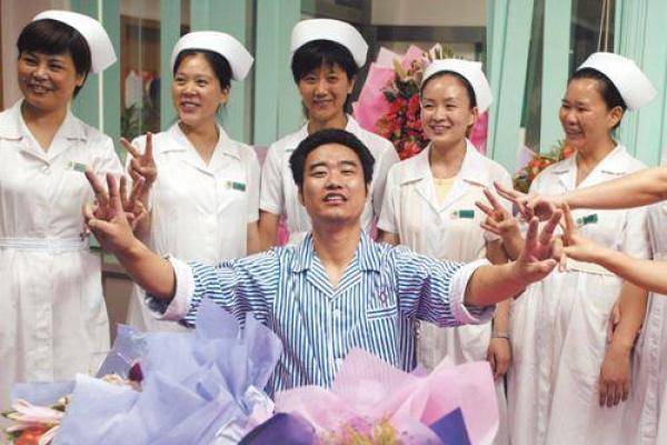 心寒!丛飞生前资助近两百名学生都变为