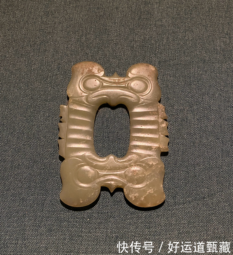 红山|红山文化玉器神秘色彩的图腾象征,材料质地细密,造型深厚凝重