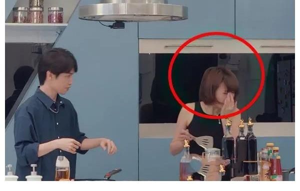 心動的信號|心動的信號：女三做飯受傷，男二救治的方式讓她墜入愛河