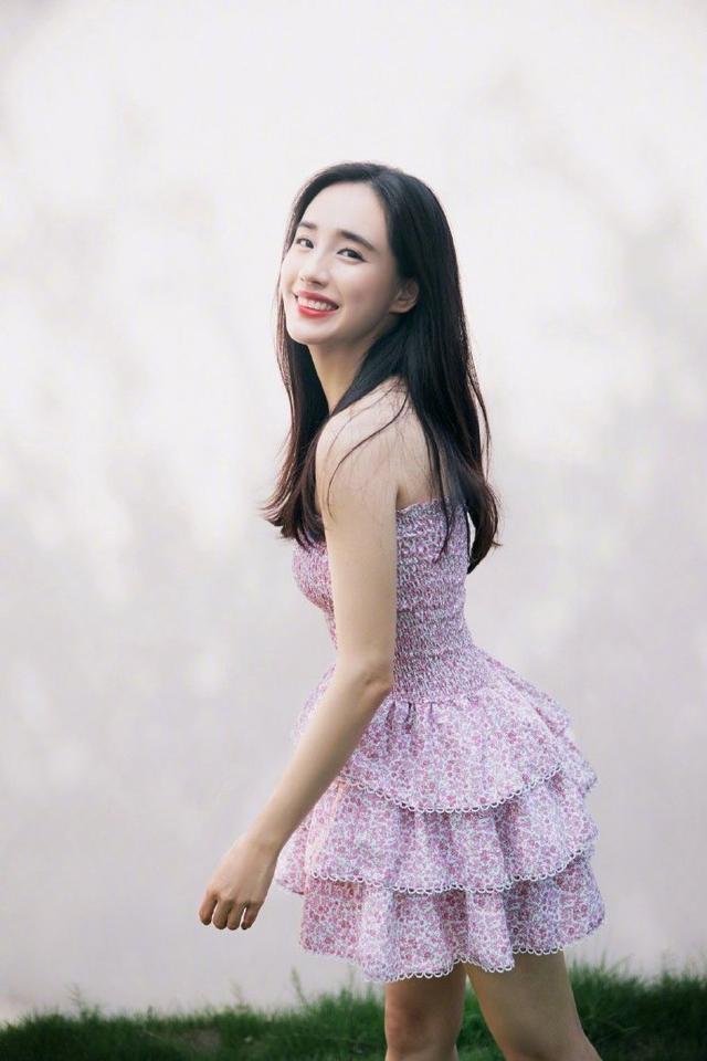王智|王智真乃“人间尤物”, 穿抹胸碎花裙美回“秋雅”, 谁看了不心动