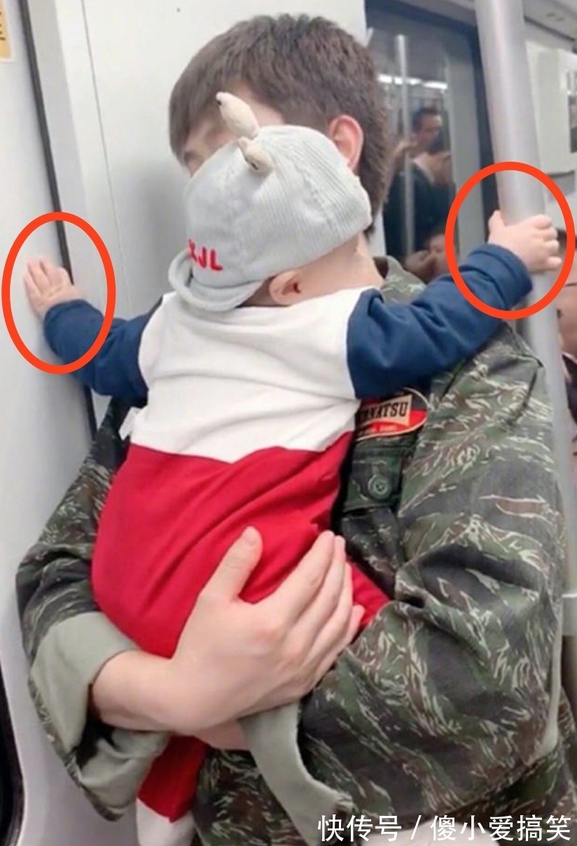 高峰期|宝爸抱娃坐地铁,孩子的动作令人心颤,网友:男人带娃太不靠谱了