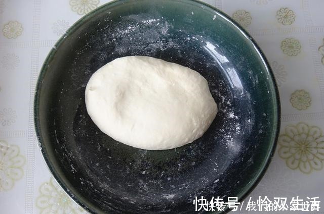 这是我最常做的主食，和面不用饧，半小时就上桌，又香又软