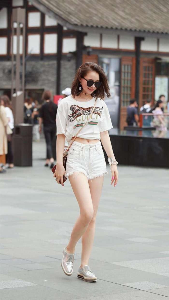 路人街拍,高颜值的小姐姐,身姿迷人凹凸,尽显性感女人味