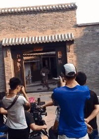 |搞笑GIF:跳舞的美女一般都这么有气质,在说什么我听不到
