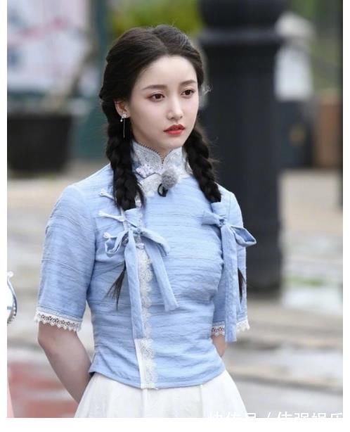 《跑男》新晋卑微女嘉宾，被叫错名字也不敢话多，全程坐角落赔笑