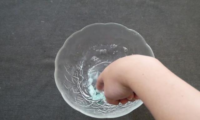 赶紧把牙膏挤到白醋里,真是厉害了,了解一下,学会告诉家里人