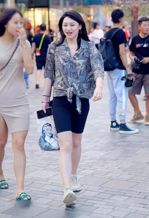 满满沙滩风格的衬衫，搭配黑色五分运动裤，这样的风格清新自在
