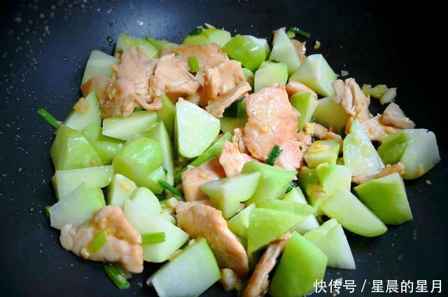 佛手瓜|自家种的佛手瓜,这样做那叫一个香,口感清脆又去火,好吃下饭!