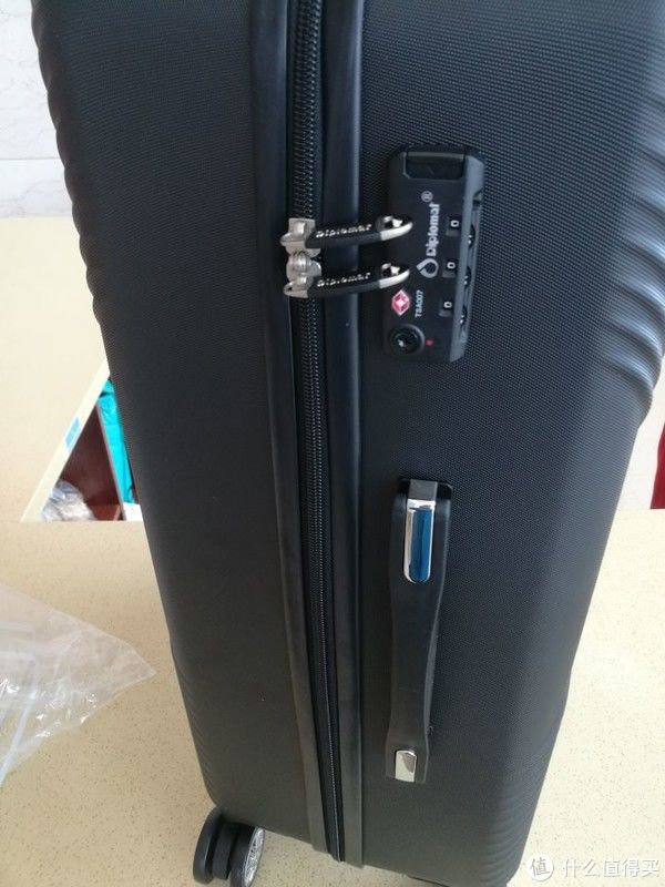 箱包|图吧的日常 篇二百七十三：300块钱的外交官DS-13008 26寸旅行箱包开箱测评