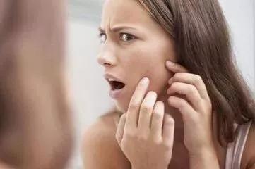 为什么你的痘痘永远反反复复消不下去？爆痘女孩必看