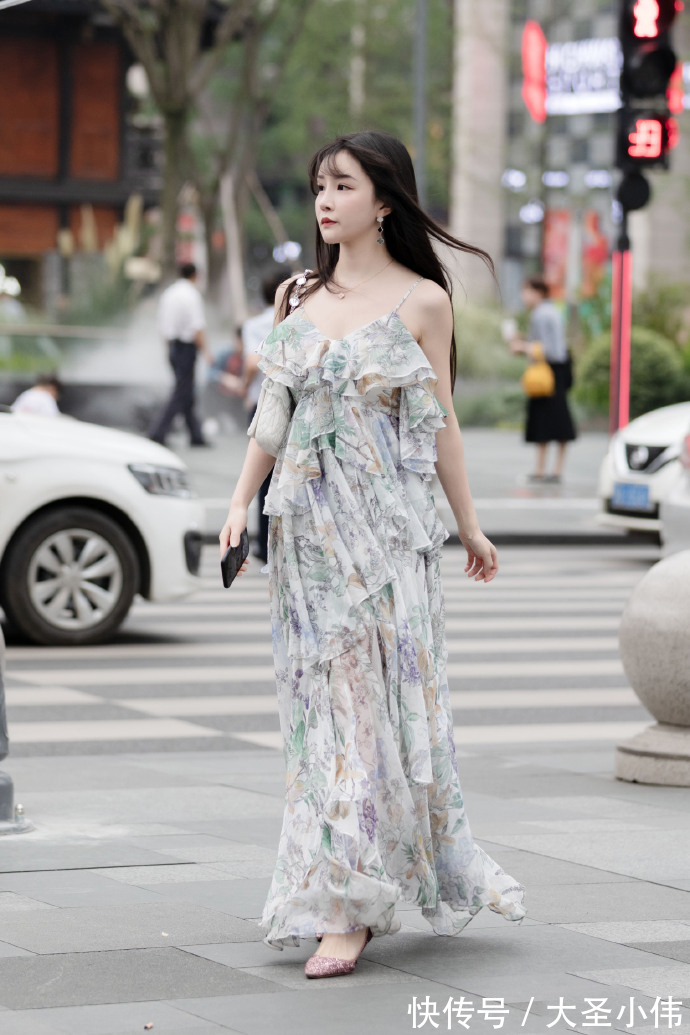连衣裙|美女街拍:小姐姐身穿个性吊带连衣裙,白皙娇嫩有仙女气息!