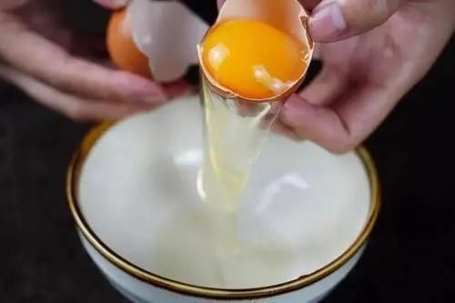 水煮蛋|每天吃鸡蛋的人,与不吃鸡蛋的人相比,身体有哪什么区别?