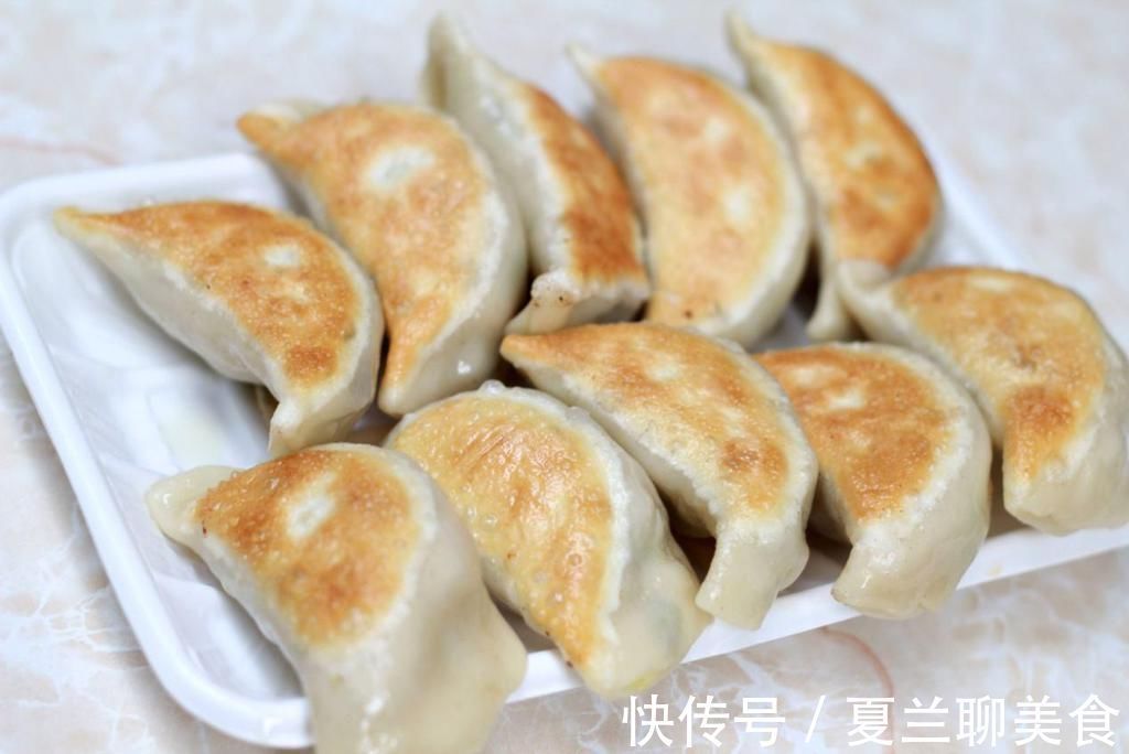 煎饺子时，先加油还是水？厨师长告诉你，正确的做法是这样！