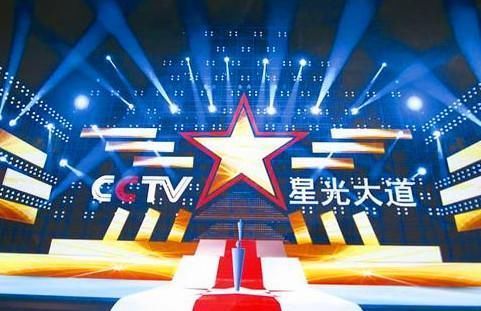 他是央视名嘴,妻子意外瘫痪不离不弃,今52岁儿女双全成人生赢家