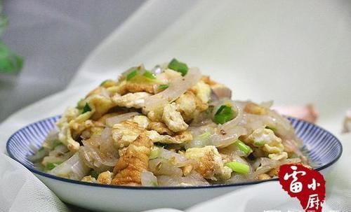 这个菜一斤不到两块钱，一个能炒一大盘，能清理血管，很适合老人