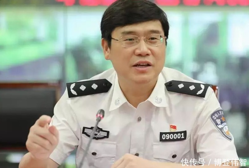 同样是警察,白衬衣和蓝衬衣有何不同?