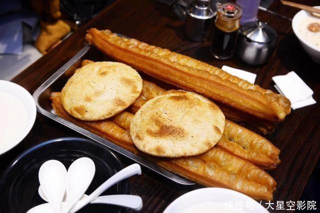 中国“炸油条”成纽约爆红小吃,被外国人吃出大餐的感觉,太高级了