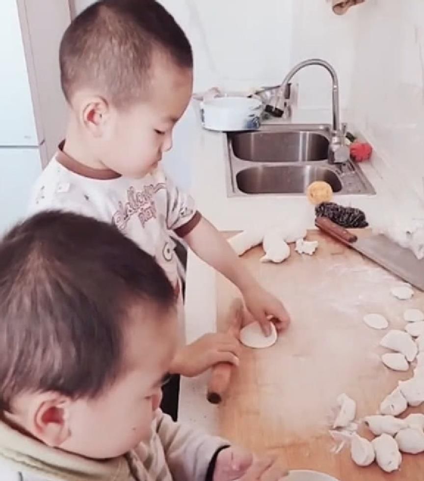 包饺子|兄弟俩包饺子配合默契,妈妈看清弟弟手上的动作时,忍不住笑出声