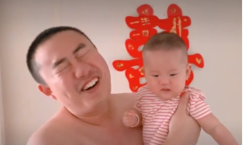 伤害|“互相伤害版”父子火了,萌娃:干就完了,我穿尿不湿的怕过谁?