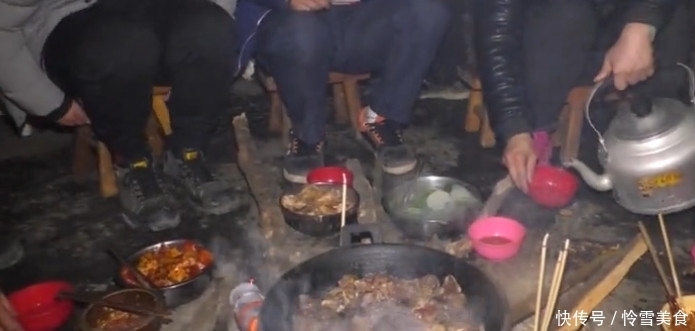 贵州农村人的年夜饭，吃饭不用桌子，看到酒壶整个人都“石化”了