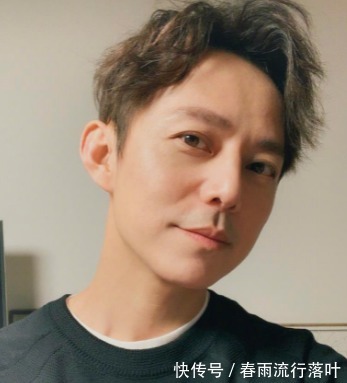 何炅和好友聚会，竟扑到周迅怀里哭泣，网友爆料原定节目换人！