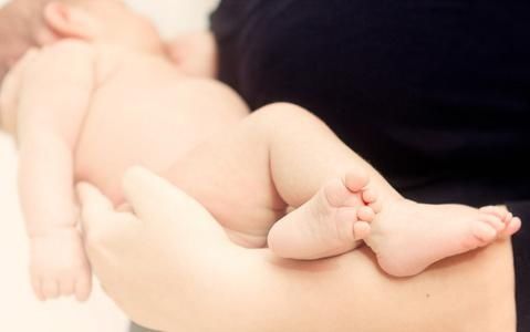 抱娃|新生儿出生后，这4种人想来抱娃时家长要拒绝，关系再亲近也不行