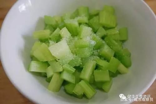 多吃这个凉拌菜，清爽可口，下酒开胃