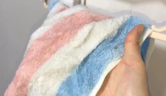 房间|晚上睡觉前,最好在房间里挂一条毛巾,很多人还不懂,涨知识