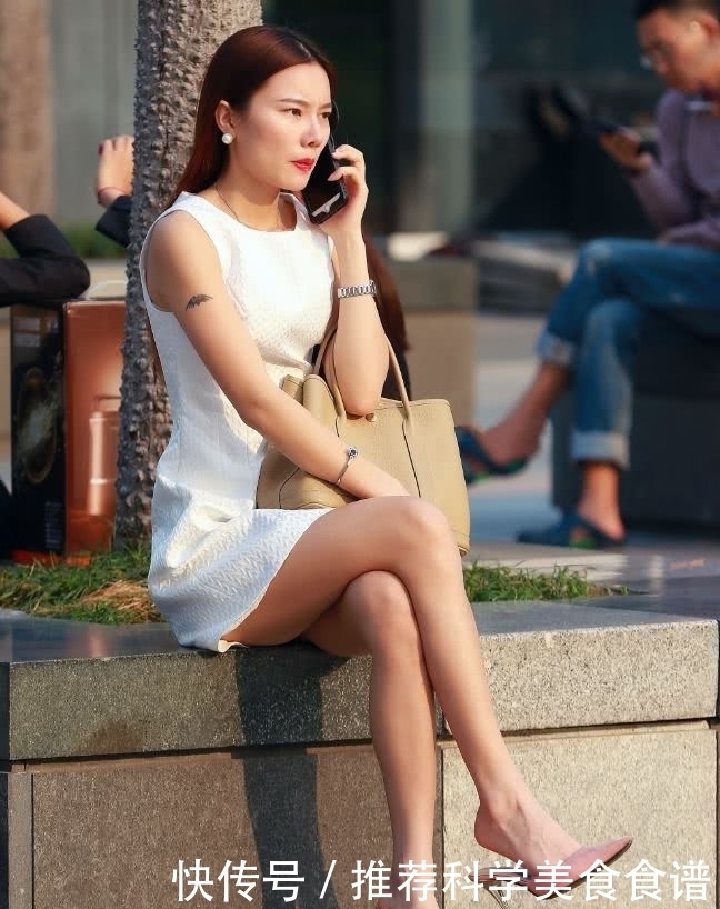 穿白|街拍:穿白裙子打电话的小姐姐,坐着和背影更加好看
