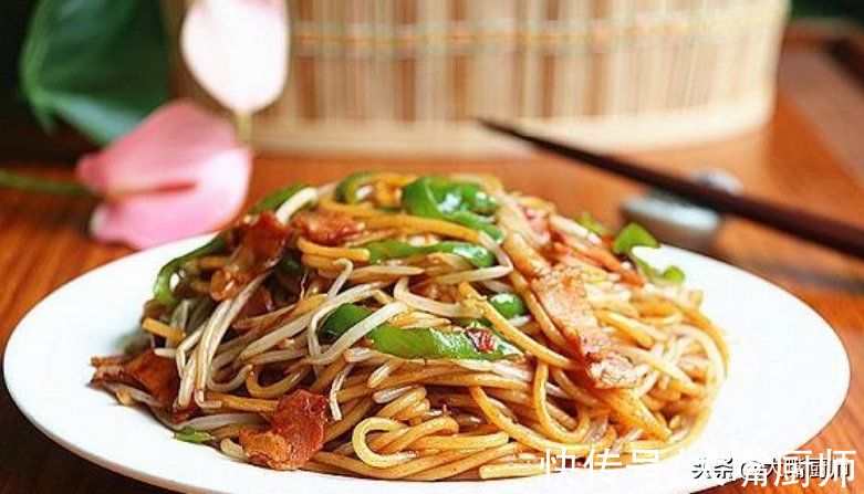 炒面条,不要煮好直接炒,学会3个技巧,面条筋道爽滑,不碎不粘