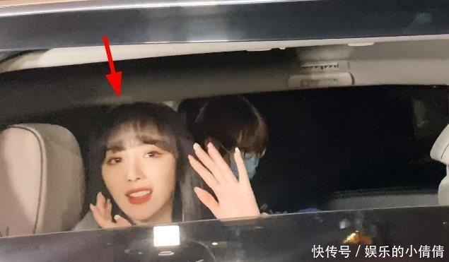 雪儿|孔雪儿参加直播活动,头围比主持人小一圈,生图“漫画脸”实锤了