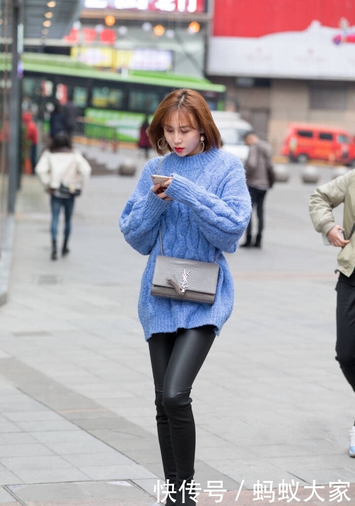 好看|街拍:美女有一对小虎牙,笑得真好看,充满灵动俏皮的感觉!