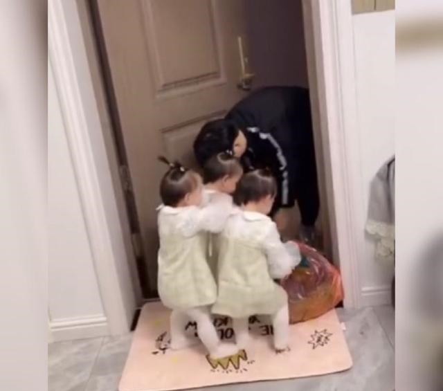 独生子女|爸爸买菜回来,三胞胎出人意料的举动太暖心,网友:得有多幸福啊