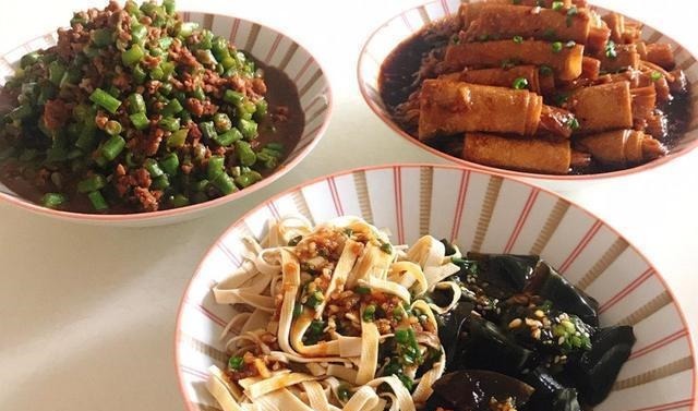 宝妈|正在哺乳期的女性,建议远离三类食物,会影响到孩子的吃奶过程