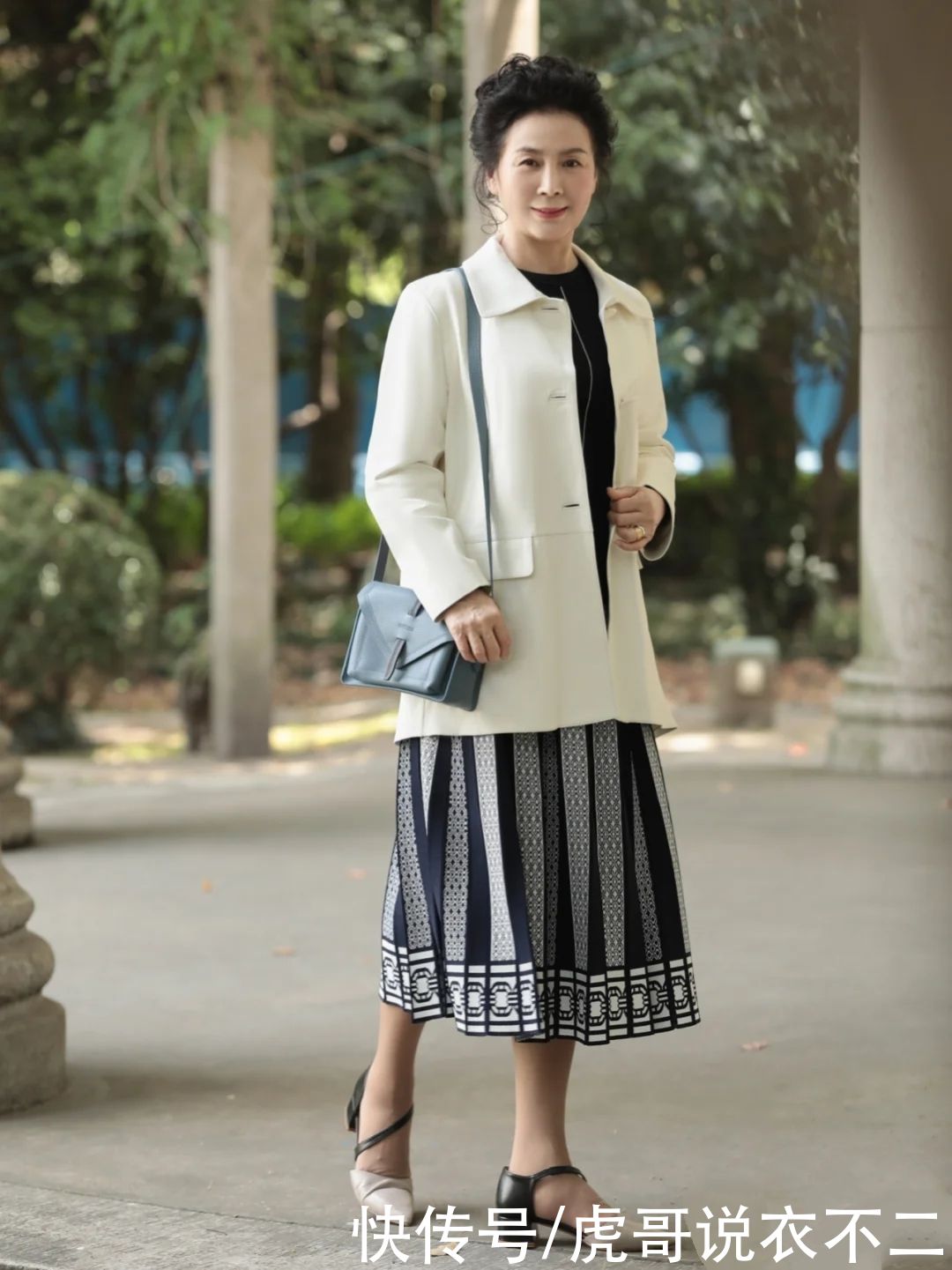 女人会打扮越老越优雅，这位奶奶靠穿成赢家，人到60依旧美丽动人