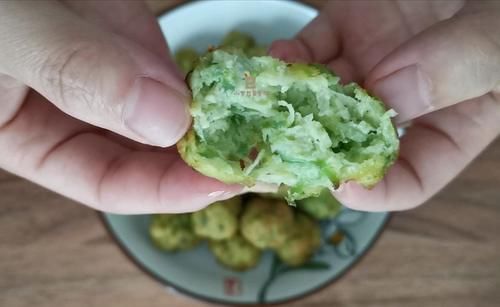 炸丸子，牢记别放淀粉和面粉，教您“健康”做法，蓬松酥脆吸油少