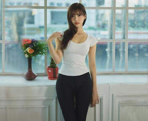 身姿 闭月羞花的小姐姐，婀娜多姿，性感迷人，秀出窈窕的身姿