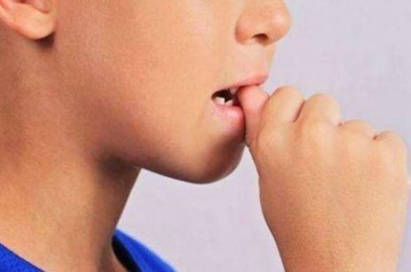 习惯性|为什么孩子总爱“咬指甲”？是什么原因？将来都逃不过这几种结局