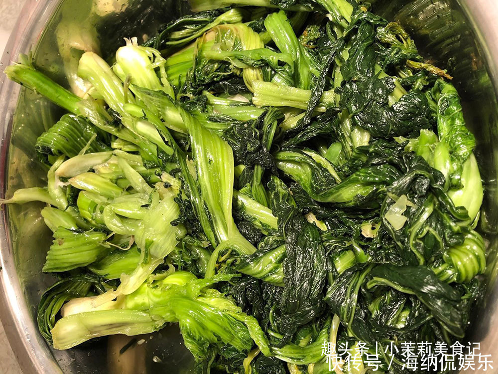 制作梅干|9月,此类菜不怕过期,一次买20斤做成梅干菜,炖肉做馅都特香