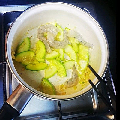 减脂快手早餐:番茄肉酱意面,角瓜虾仁汤,酸奶牛油果泥