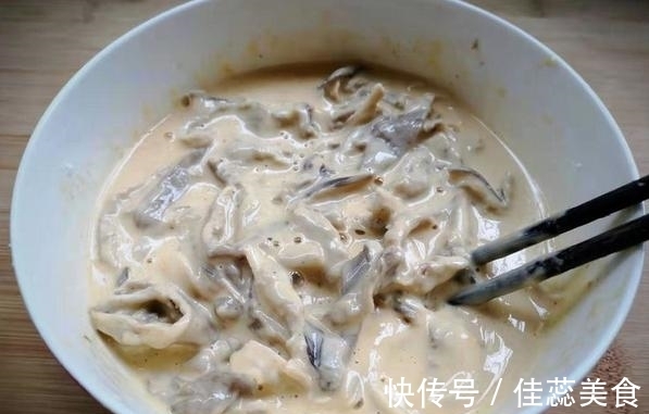 焯水|教你炸出酥脆蘑菇,裹上面粉有技巧,脆香又不油腻