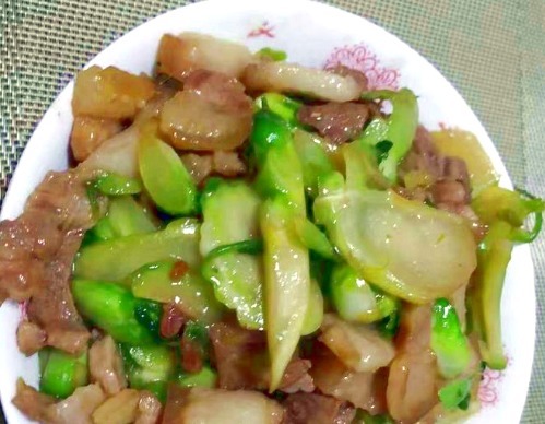 猪肉|这菜以前不懂都扔掉了,搭配猪肉一起炒,脆嫩爽口,炒一盘不够吃